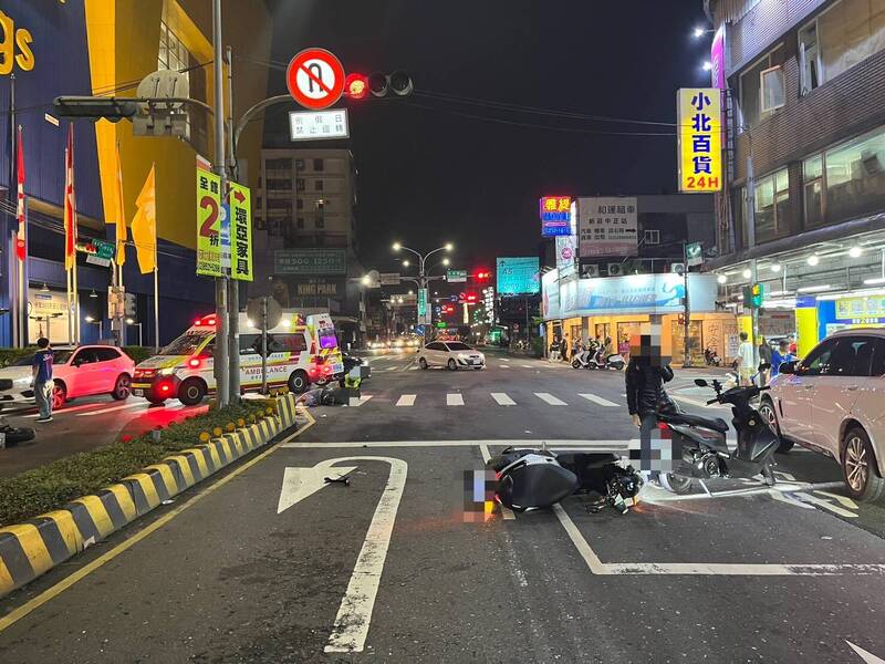新莊IKEA旁莽男違規左轉害後方騎士撞飛 失控撞倒對向機車