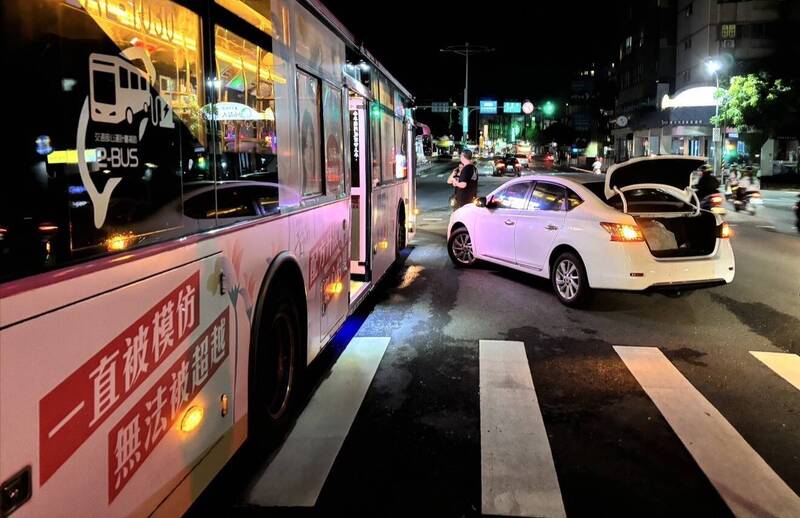 北市羅斯福路公車遭違規車撞擊 乘客驚嚇「整個人飛出去」
