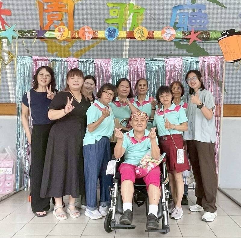 高雄67歲婦讀書路超坎坷 抗癌逆境求學終圓夢國中畢業
