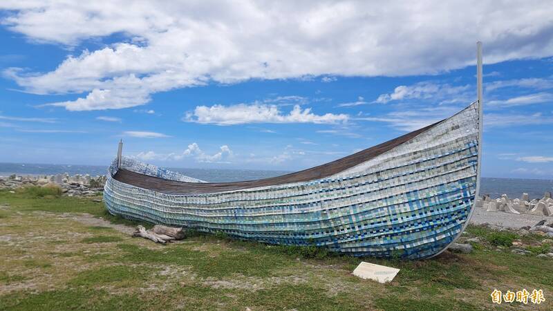 台東新地標「消逝的船與地景」 遭遊客攀爬登船令創作師生傻眼