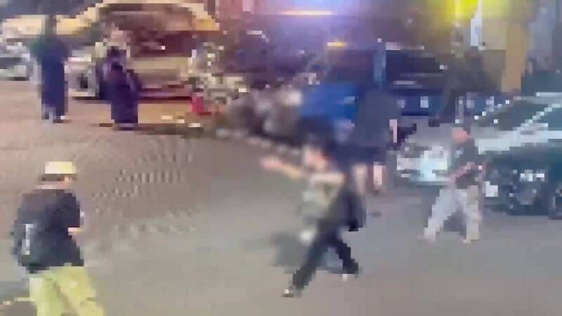 看完表演爆口角！鼓手遭同團成員當街噴灑辣椒水 害路人咳嗽嘔吐逃竄