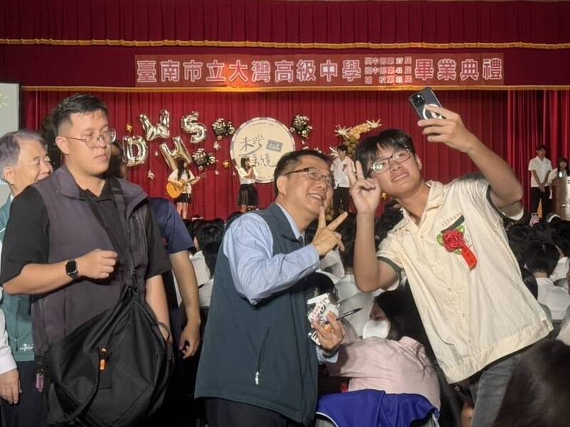 台南大灣、永仁高中畢業典禮 黃偉哲趕場送祝福