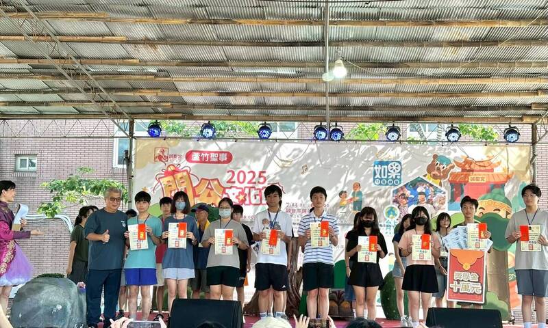 蘆竹誠聖宮發放會考獎助學金 慈文國中許芝晞「5A10++作文滿級分」獲頒6萬元
