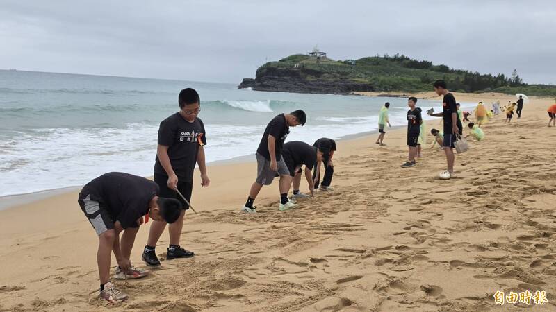 以沙灘為紙寫下畢業願望 澎湖山水國小畢業典禮無畏風雨