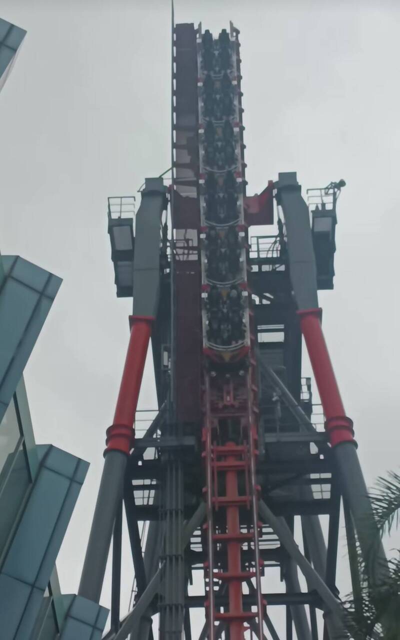 麗寶樂園斷軌雲霄飛車下雨天卡住   20遊客卡半空幸運順利脫險