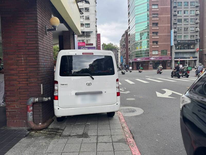 駕駛公司車疑疲勞開到對向撞騎樓柱子 險殃及單車騎士