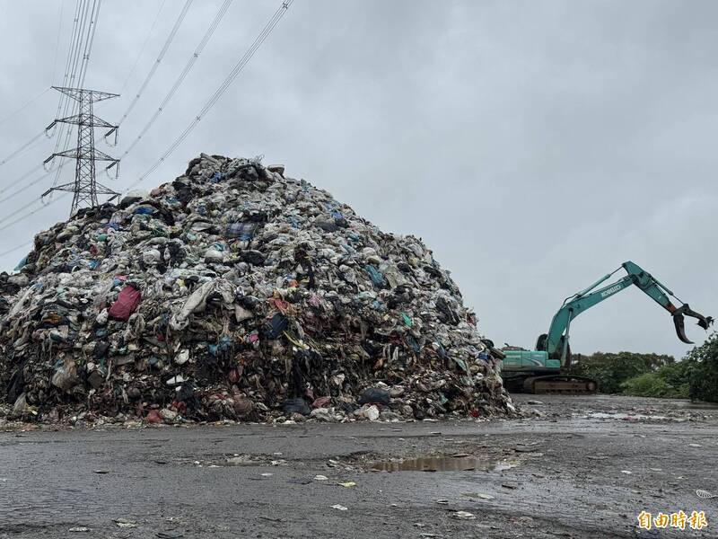 沙鹿清潔隊堆置大量待轉運垃圾及廢棄床墊、傢俱 中市府:加快清運