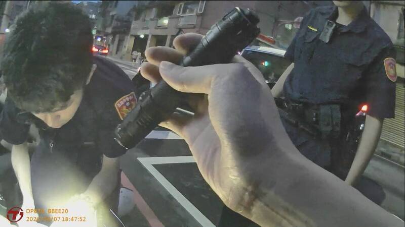 無照男毒駕騎車亂飄被盯上 女所長攔車逮人查扣依托咪酯粉末