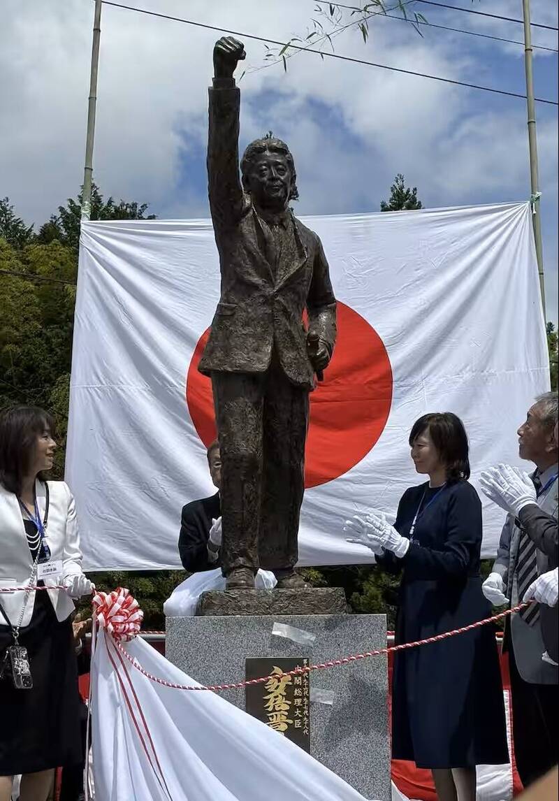 日本第一座安倍銅像 今長野揭幕