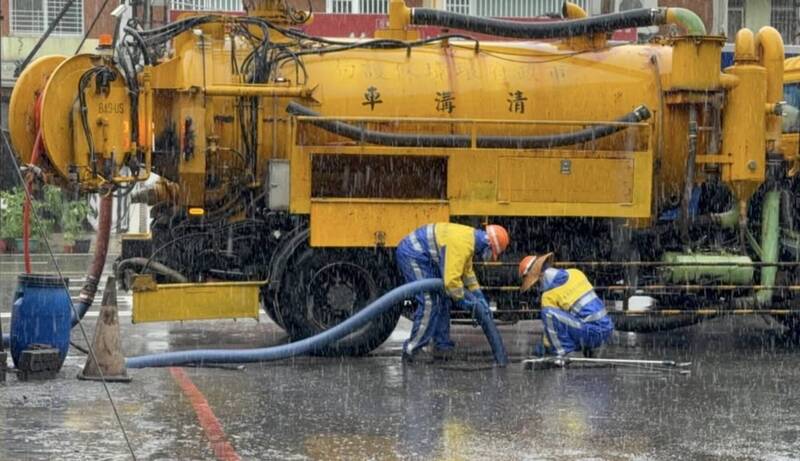 大雨中清溝  台南民眾：感謝默默守護城市的英雄