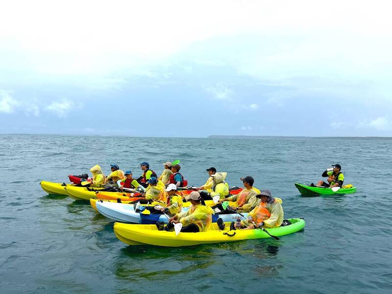 澎湖海洋實驗學校合橫國小 冒雨完成獨木舟跨島畢典