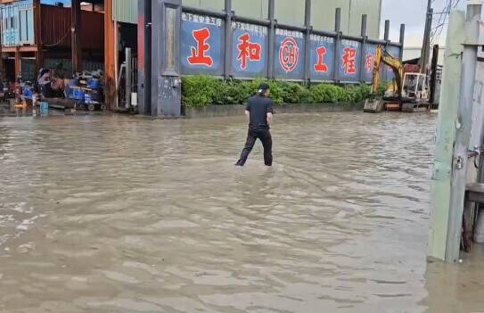 高雄仁武強降雨多處積水 民眾涉水通行險象環生