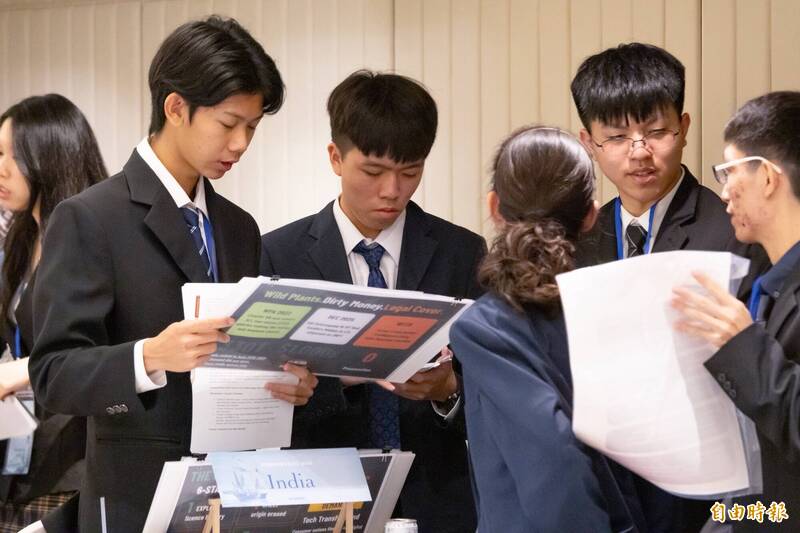 雄中、雄女邀全國106名菁英學子 模擬聯合國會議辯論交流