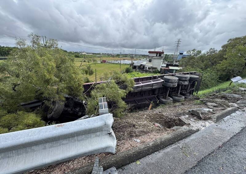 國3竹田系統半聯結車衝破護欄 摔落邊坡再撞電箱、駕駛輕傷