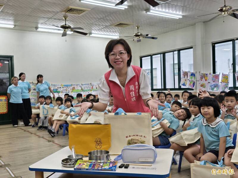暖心開學禮!屏東市公所備齊文具餐具挺小一新生