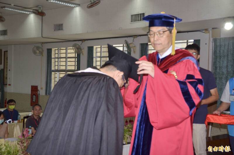 鐵窗畢典！32歲前恐怖情人重拾書本 拿到遲來16年國中學歷