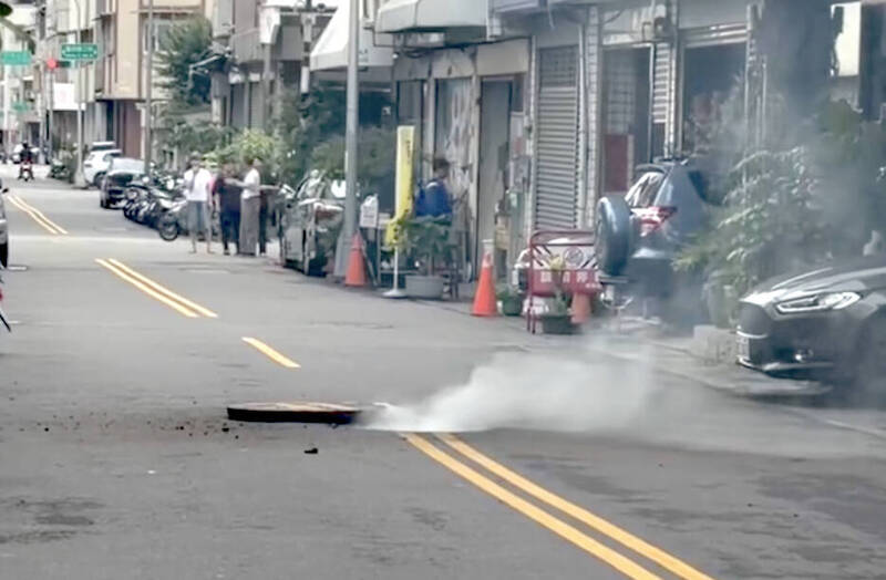 超驚險！台中太原二街轎車剛過傳巨響 人孔蓋炸飛沖天竄白煙