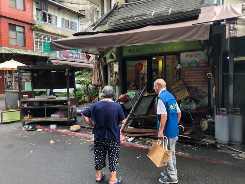清晨北埔街頭驚魂 銀色轎車連撞攤販後逃逸 女嫌涉毒駕肇事被捕