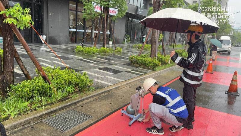重新橋引道紅色鋪面雨天超滑?新北交通局:符合防滑標準
