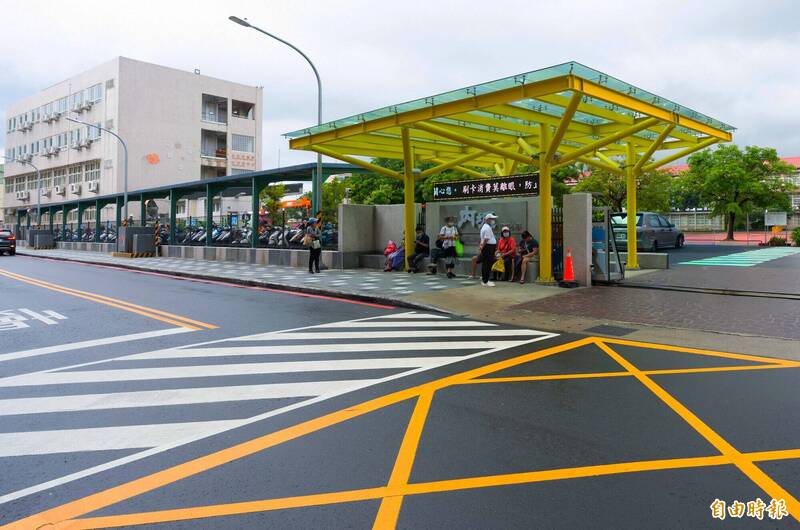 桃市打造友善通學廊道+1!內壢國小圍牆退縮完成人行道改善