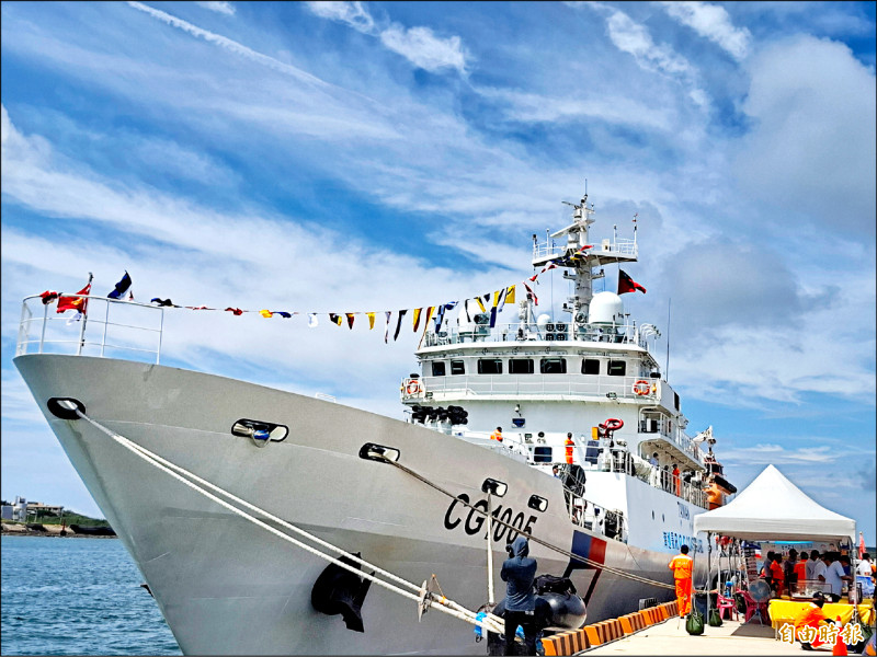 連江艦 逾千人登艦參觀