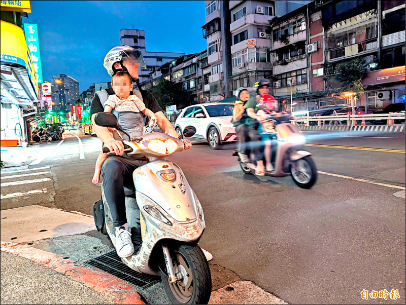 機車載兒童每年事故逾7千件 交部擬訂安全座椅國家標準/預計年底出爐 並訂定騎乘規範