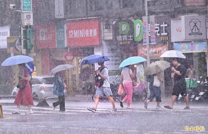 雨彈狂轟中南部！氣象署估下午5點啟動「大規模劇烈豪雨作業」