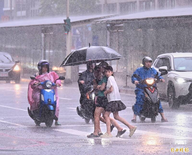 最猛烈雨彈週二襲全台!中南部山區暴雨下到紫白