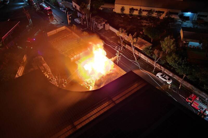 台南回收場凌晨烈焰沖天 50人全力灌救
