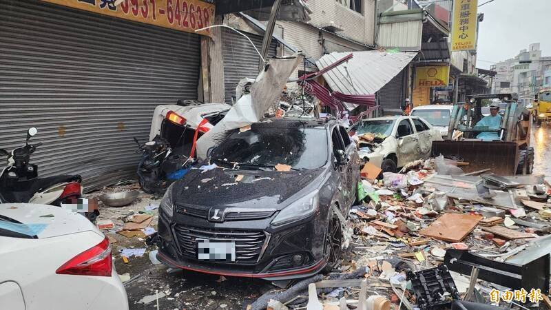 圖左的白色轎車是從對面氣爆點炸飛過來對街的。（記者蔡彰盛攝）