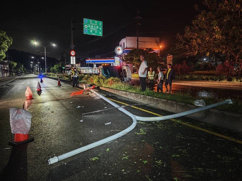 天雨路滑！ 台中男子駕小貨車自撞分隔島側翻 2人送醫