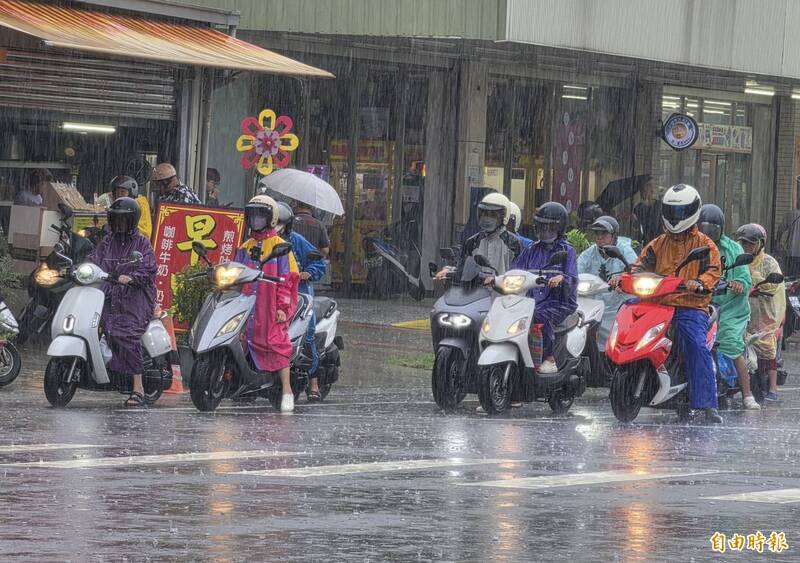 梅雨滯留鋒面+西南氣流夾擊   高市強降雨一波又一波