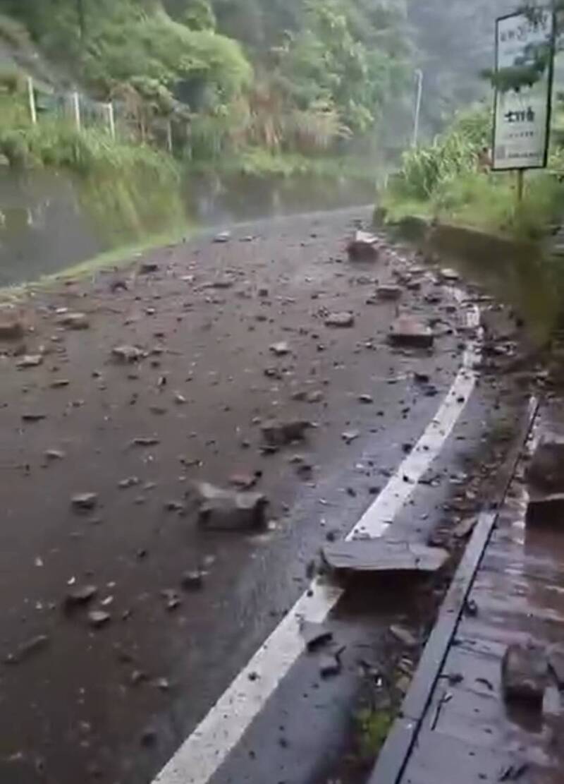 豪雨狂炸泰安鄉！象鼻村鐵線橋周遭落石不斷