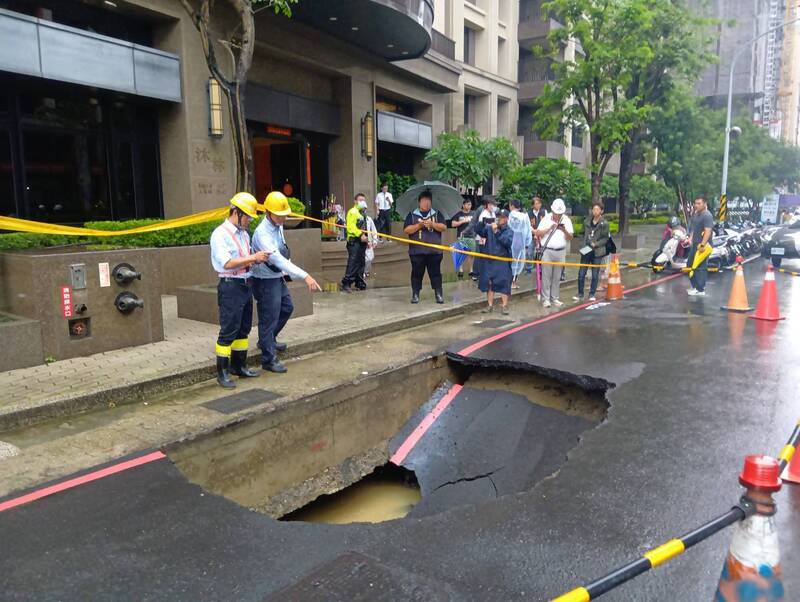 梅雨滯留鋒面+西南氣流夾擊  高市鳳山路面出現大坑洞