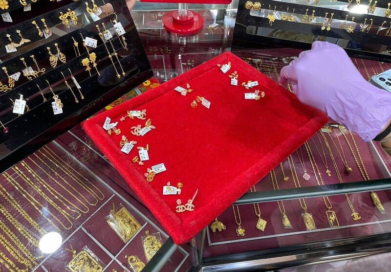真金也仿冒！警查獲全台16間銀樓   仿冒CHANEL、LV侵權4300萬