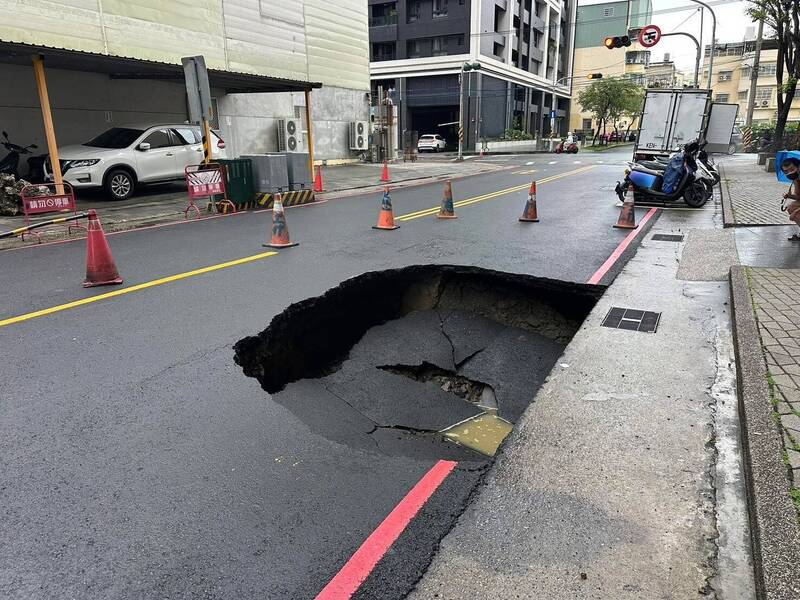 豪雨高雄鳳山福誠二街破「大洞」 民代提醒經過時務必小心