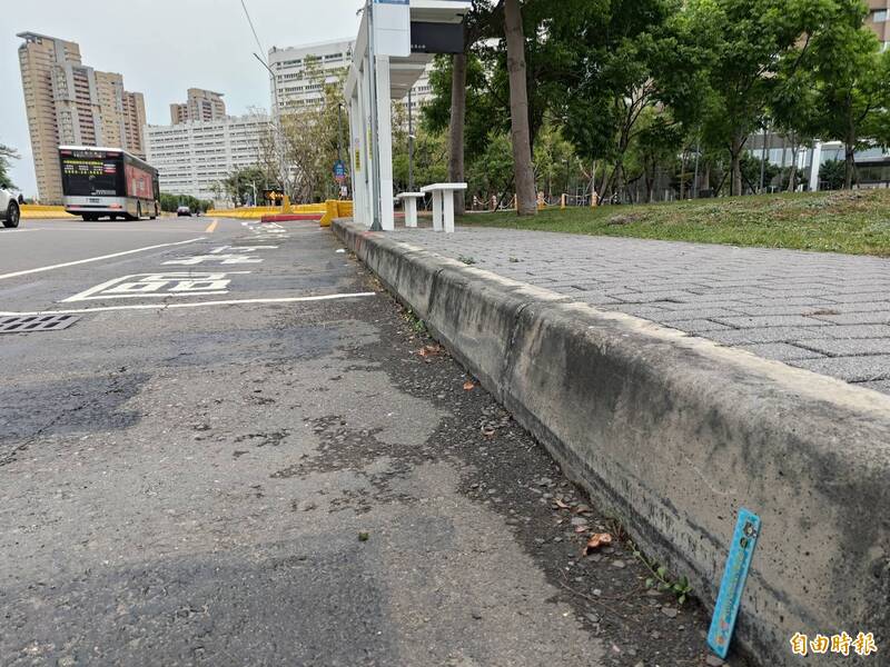 搭公車差很大1》公車站台高低差多6公分 高雄長庚患者「難過」