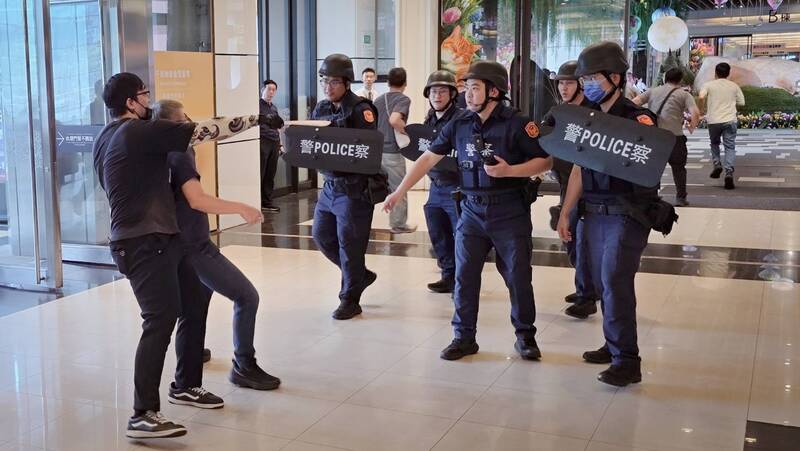 1名男子更拿出预藏的凶器当街随机攻击，甚至强行架住1名过路市民充当人质。（记者郑景议翻摄）