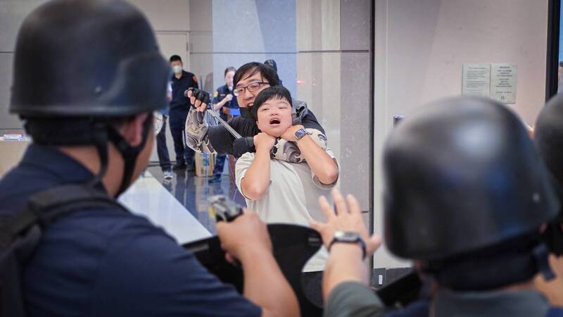 南港車站反恐演練 暴徒「丟煙霧彈」、「持刀隨機攻擊」都上演