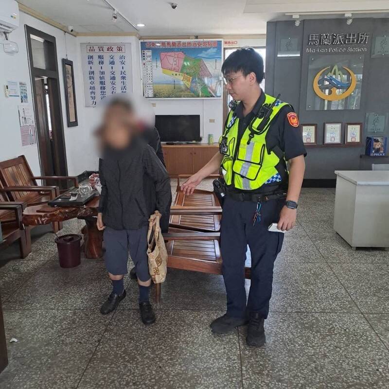 阿嬤到店家退貨「灰」半天原來是失智  警方提醒協助配帶識別物