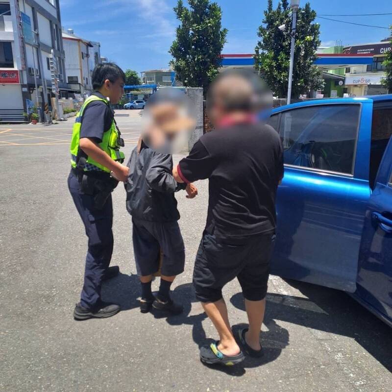 警方发现阿嬷是失智老人后，带回警所安置，待查清家属并通知领回。（警方提供）