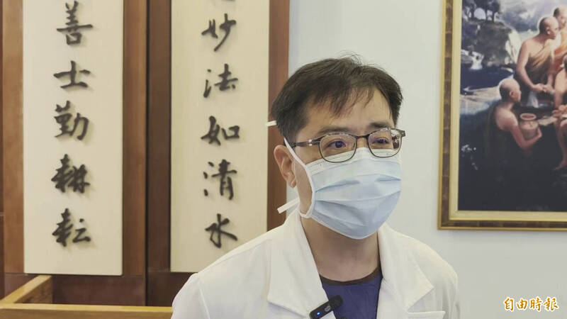 花莲慈济医院急诊部紧急暨灾难医学科主任徐子恒说明伤势。（记者王锦义摄）