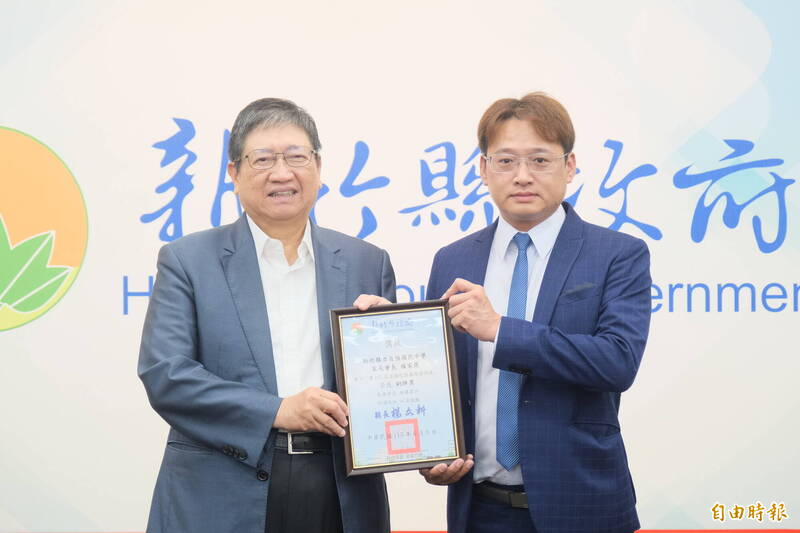 楊家榮「奈米薄膜結構」專利巴黎發明展摘銅 楊文科表揚