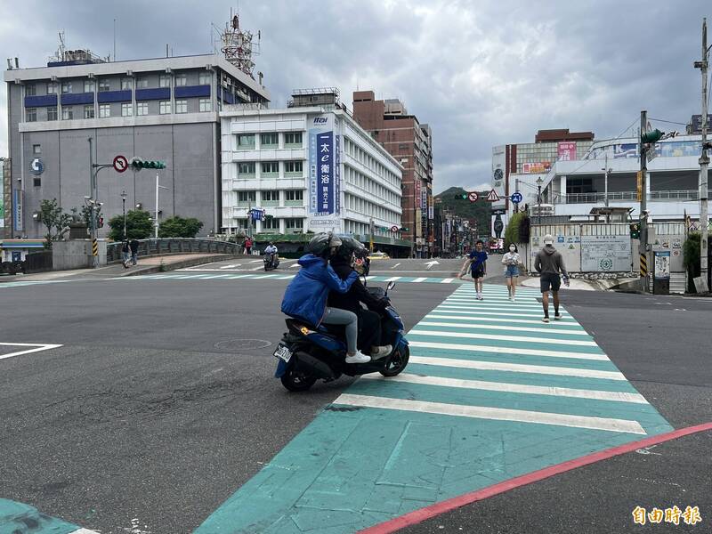 基隆市政府近年強化執行友善行人計畫。（記者盧賢秀攝）