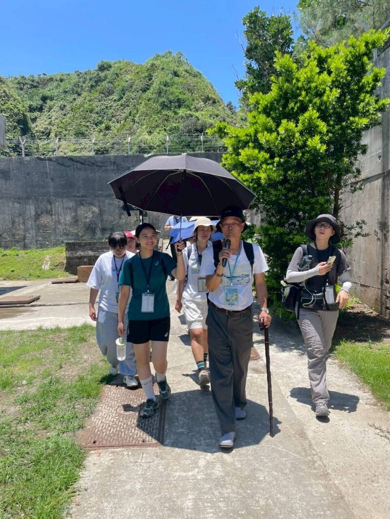 政治受難者黃瑞麟帶領高中師生於「綠洲山莊」進行走讀活動。（圖由教育部提供）