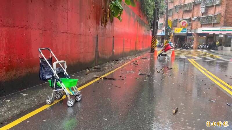 附近居民今三角錐和娃娃車臨時警示，避免車輛行經發生危險。（記者盧賢秀攝）