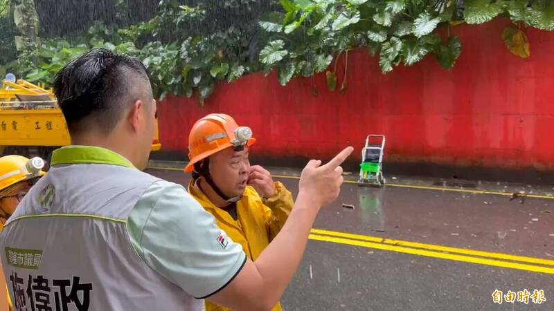 市議員施偉政與台電人員協調儘速搶修。（記者盧賢秀攝）