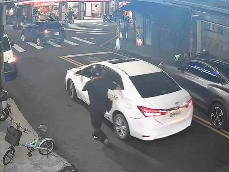 全民揪毒駕！員林鬧區白車恍神撞車 民眾肉身擋車仍狂逃