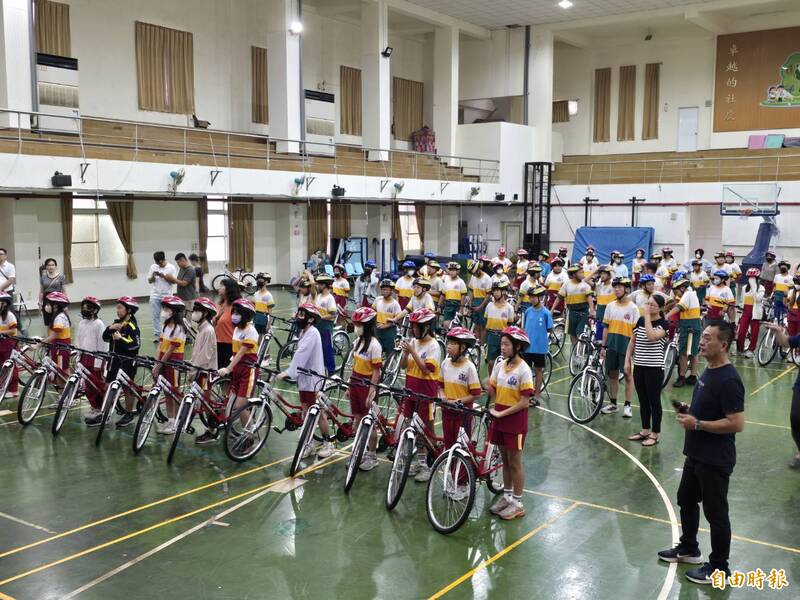 屏東社皮國小畢業生獲贈單車 騎鐵馬巡禮迎接新旅程
