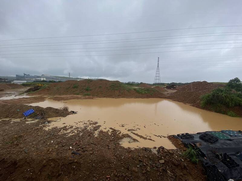 通霄違法開挖留巨坑 大雨開炸下方民眾人心惶惶